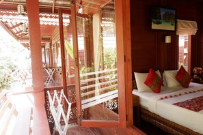 Bungalow, 1 grand lit, vue jardin | Coffres-forts dans les chambres, bureau, rideaux occultants