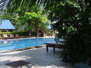Outdoor pool, pool loungers - Andaman Resort (Ko Phi Phi)