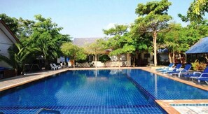 Szabadtéri medence, napozóágyak