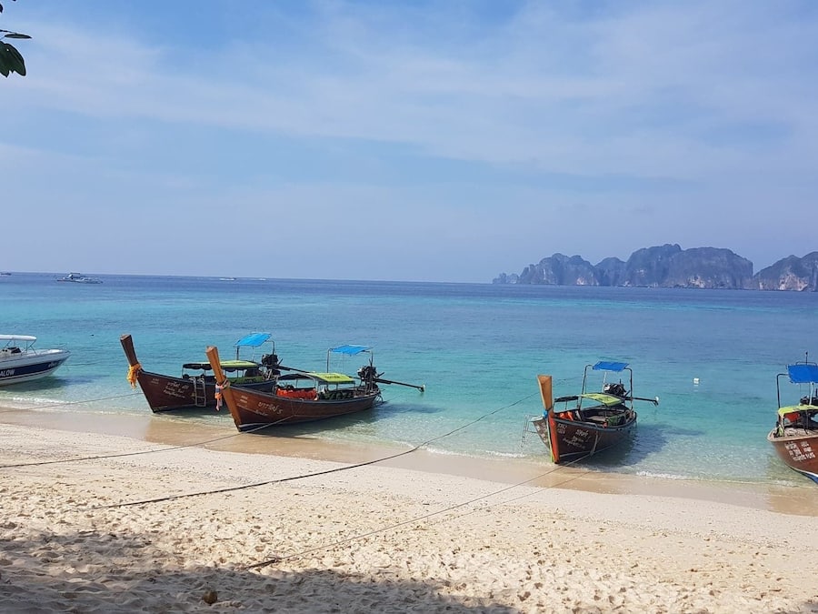Di pantai dan pasir putih