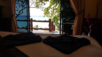 Ropa de cama hipoalergénica y caja de seguridad en la habitación