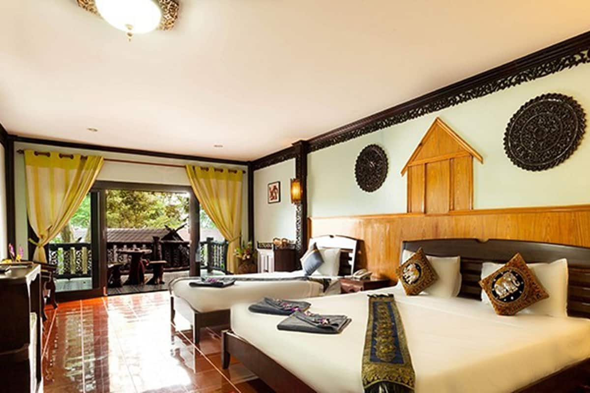 Una habitación de hotel con una cama grande, un escritorio y vistas al exterior.