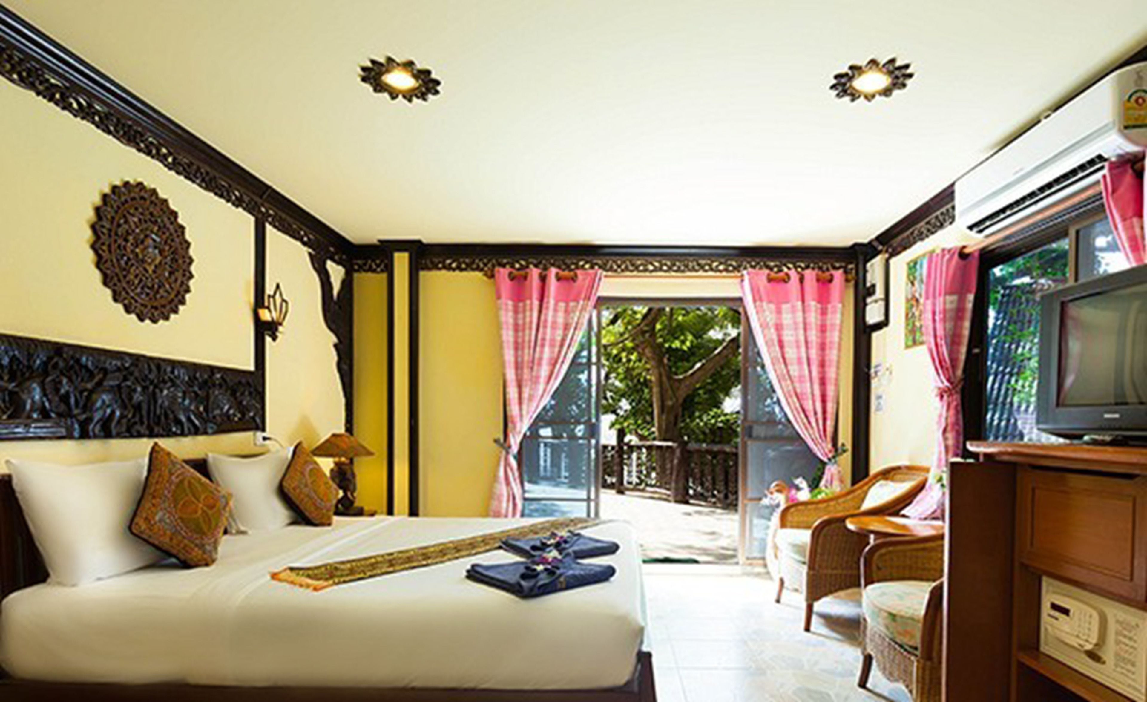 hypo-allergenic bedding, in-room safe, desk, laptop workspace