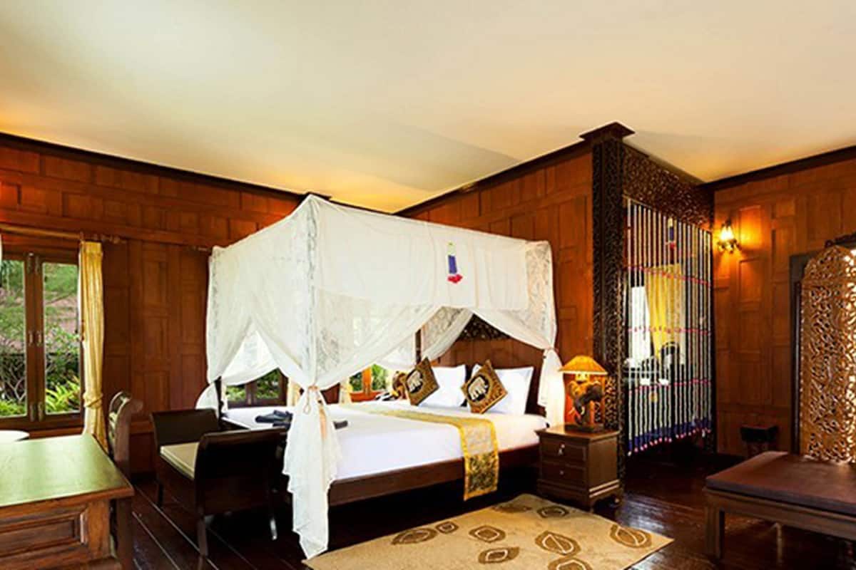 hypo-allergenic bedding, in-room safe, desk, laptop workspace