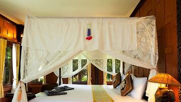 Ropa de cama hipoalergénica y caja de seguridad en la habitación