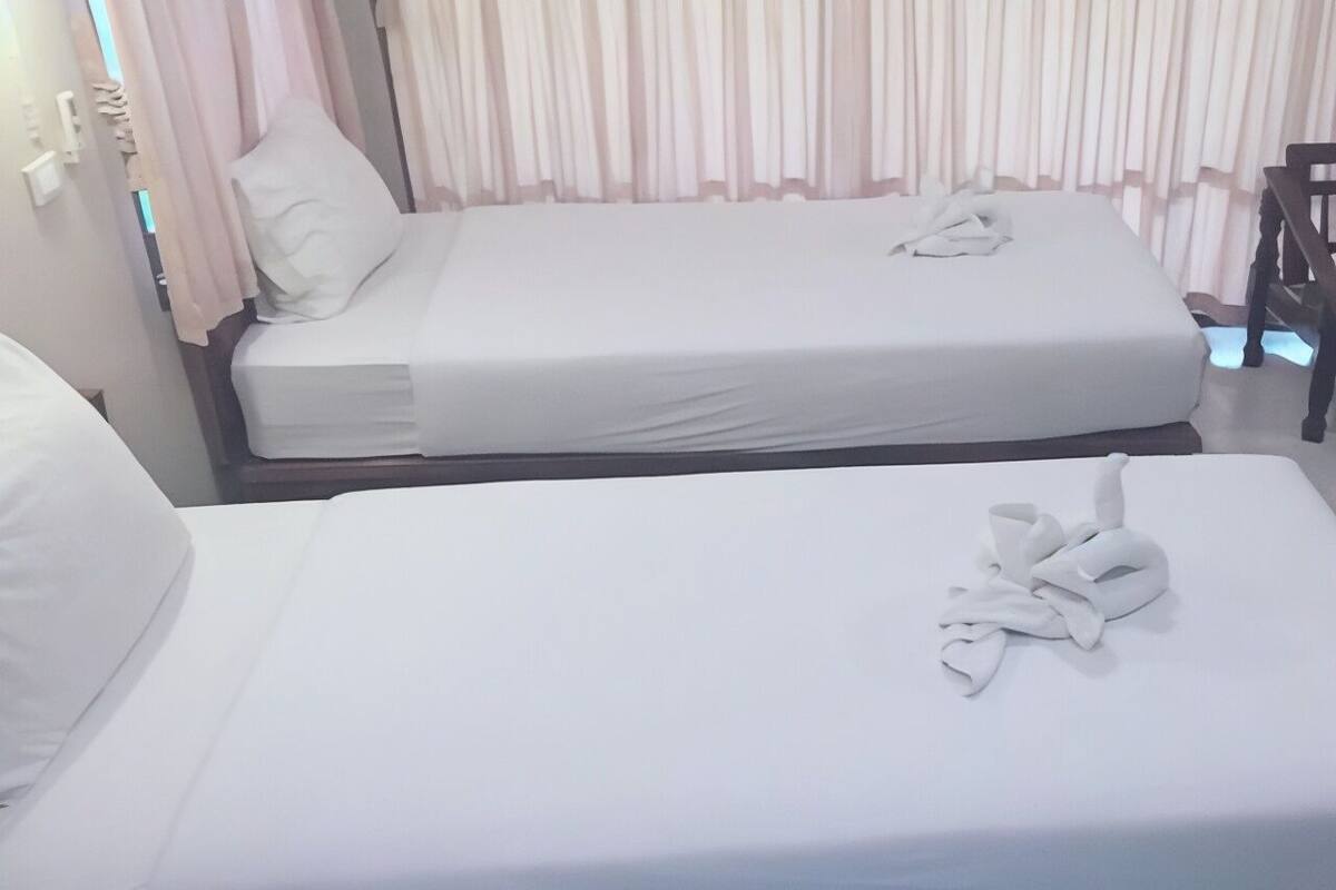 In-room safe, desk, free WiFi