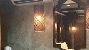 Deluxe Bungalow | 客房內保險箱、書桌、免費無線上網