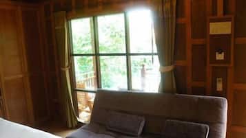 In-room safe, desk, free WiFi