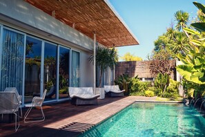 10 outdoor pools, pool umbrellas, pool loungers - Hu'u Villas (Seminyak)