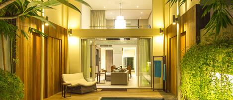 10 outdoor pools, pool umbrellas, pool loungers