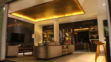 Penthouse, 3 kamar tidur, kolam renang pribadi | Area keluarga | Televisi layar datar 50-inci dengan saluran TV satelit dan TV LCD
