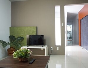 Leilighet – deluxe | Oppholdsrom | Flatskjerm-TV