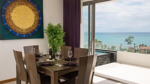 2 Bedrooms Penthouse Apartment | Makan di kamar