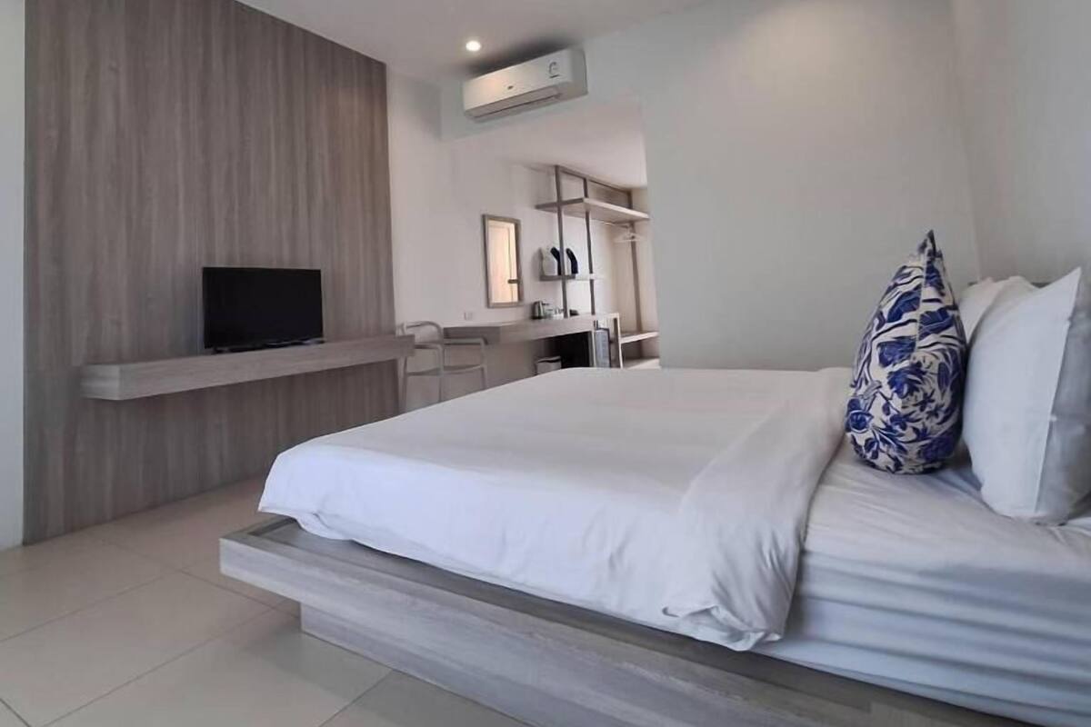 Deluxe Double Room, Garden View | 객실 내 금고, 책상, 무료 WiFi, 침대 시트