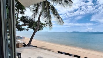 Superior Beachfront | ๊ฑฐ์ค ๊ณต๊ฐ | ์ผ์ด๋ธ ์ฑ๋ ์์ฒญ์ด ๊ฐ๋ฅํ 32์ธ์น TV