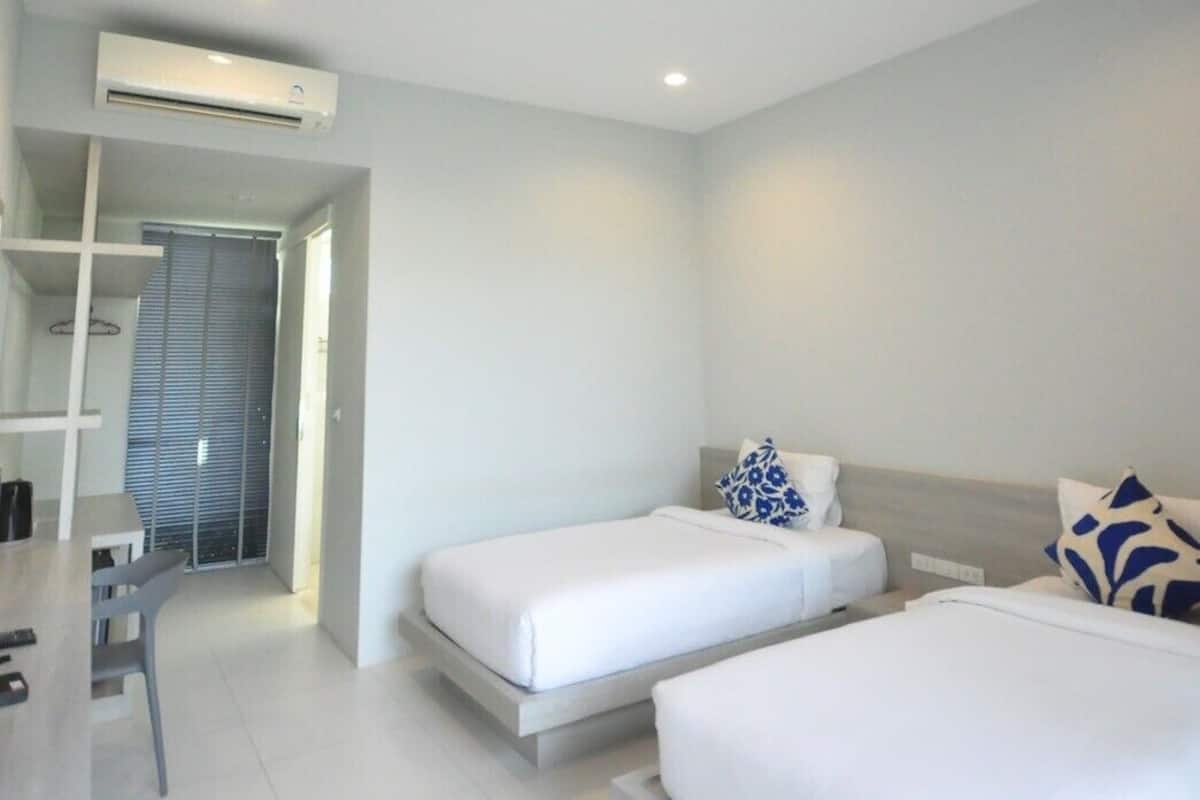 Tomannsrom – deluxe, 2 enkeltsenger, hageutsikt | Safe på rommet, skrivebord, wi-fi (inkludert) og sengetøy