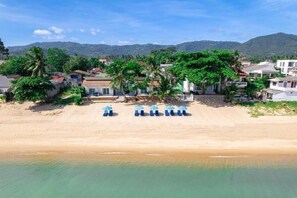 On the beach, white sand, sun loungers - Baan Fah Resort (Koh Samui)