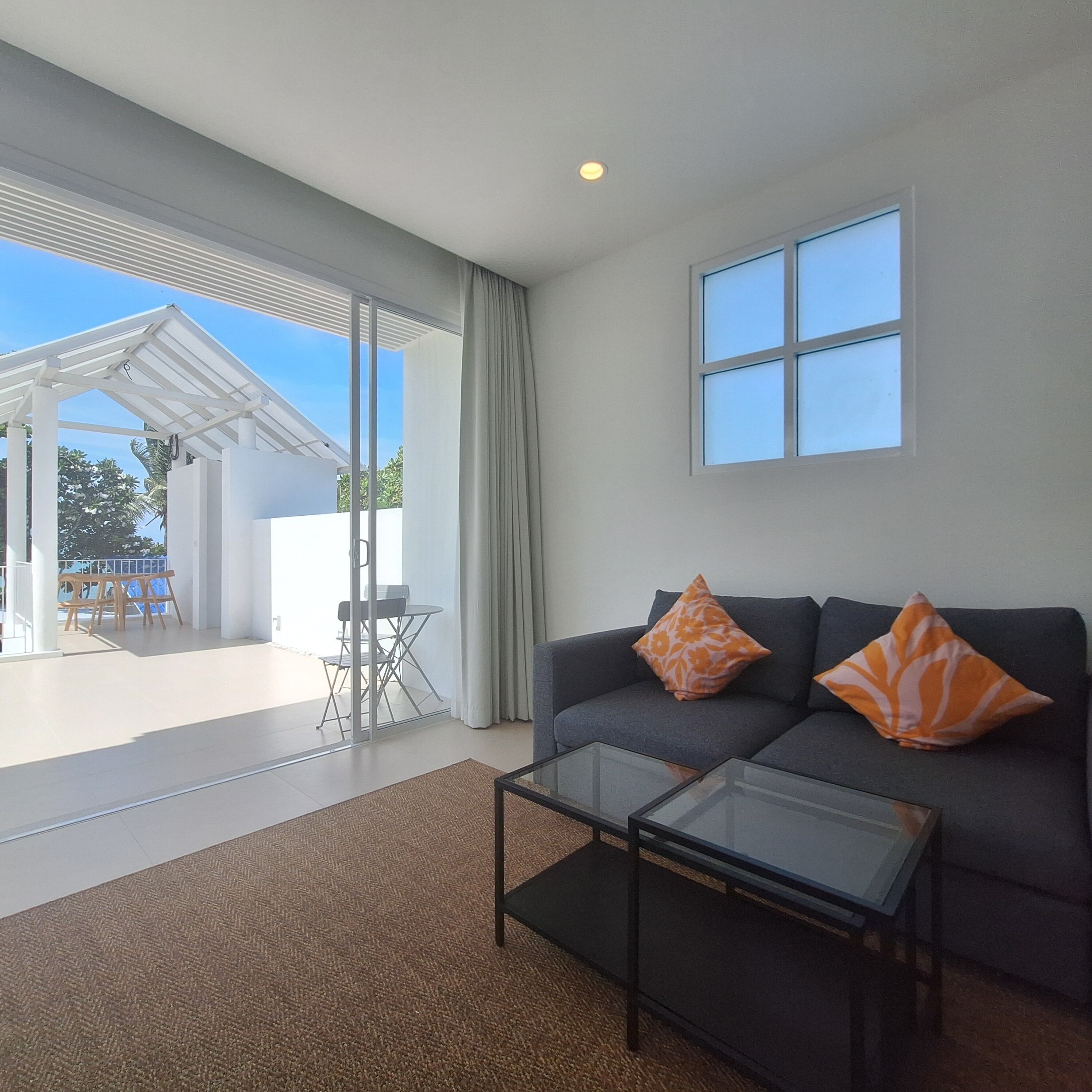 Seaview Penthouse | Oppholdsområde | En 32-tommers TV med kabel-kanaler