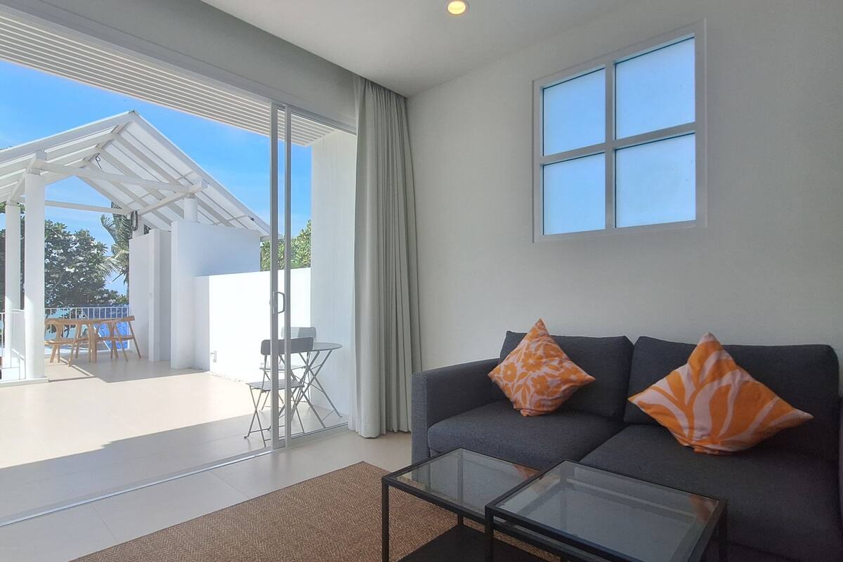 Seaview Penthouse | 거실 공간 | 케이블 채널 시청이 가능한 32인치 TV