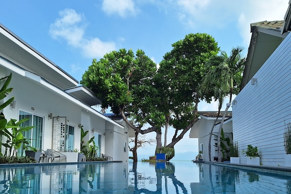 Superior Poolside | Vista para praia/oceano