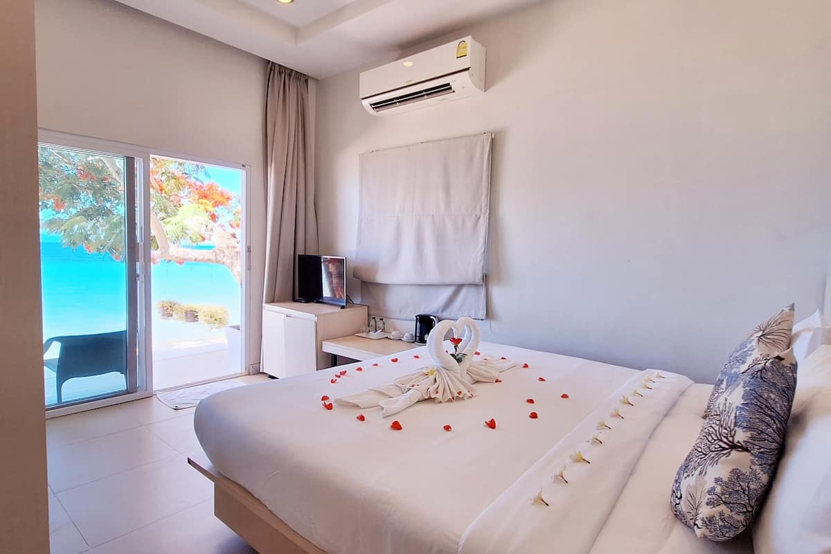 Superior Beachfront | Una cassaforte in camera, una scrivania, Wi-Fi gratuito, lenzuola