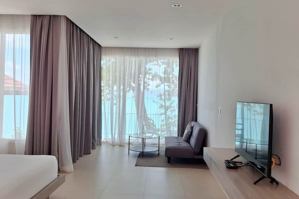 Deluxe Beachfront | Safe på rommet, skrivebord, wi-fi (inkludert) og sengetøy