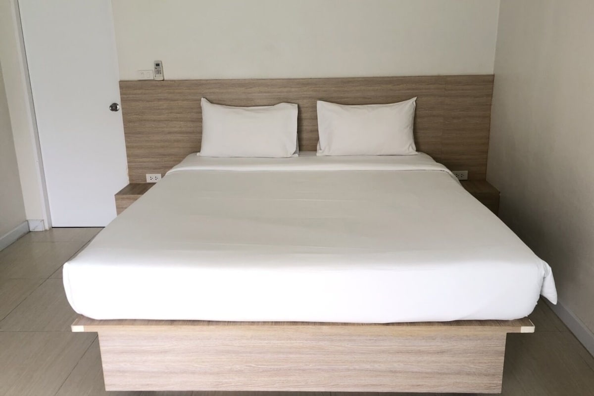 In-room safe, desk, WiFi (free), bed sheets