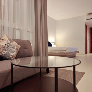 Deluxe Beachfront | Living area | 32-inch TV with cable channels - Baan Fah Resort (Koh Samui)