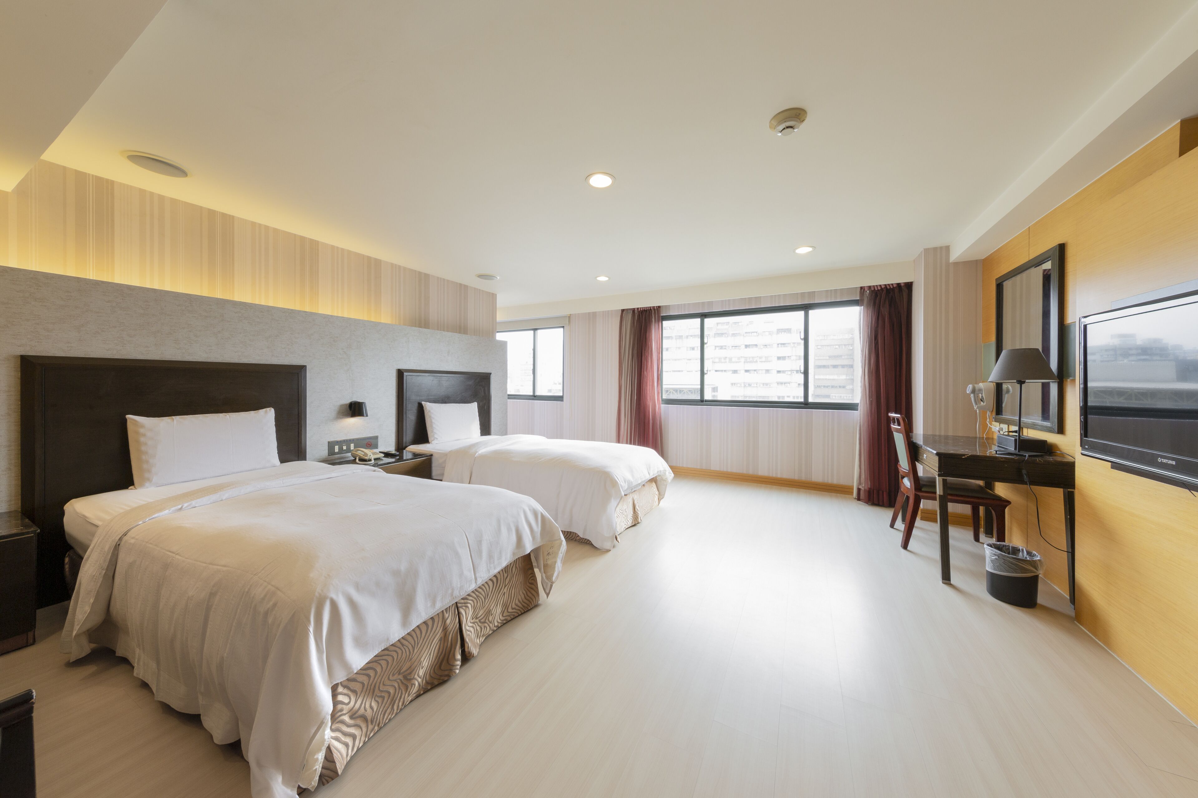 superior twin room | down duvets, minibar, in-room safe, desk