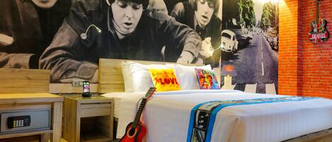 Estudio | Caja de seguridad en la habitación y decoración personalizada