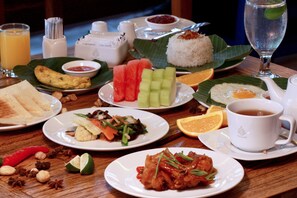 Petit déjeuner buffet (150000 USD par personne)