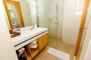 Studio | Bathroom - The Rhadana Kuta Bali (Kuta)