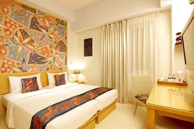 خزنة داخل الغرفة وبديكورات فريدة لكل غرفة ومكتب ومكواة/لوح كي