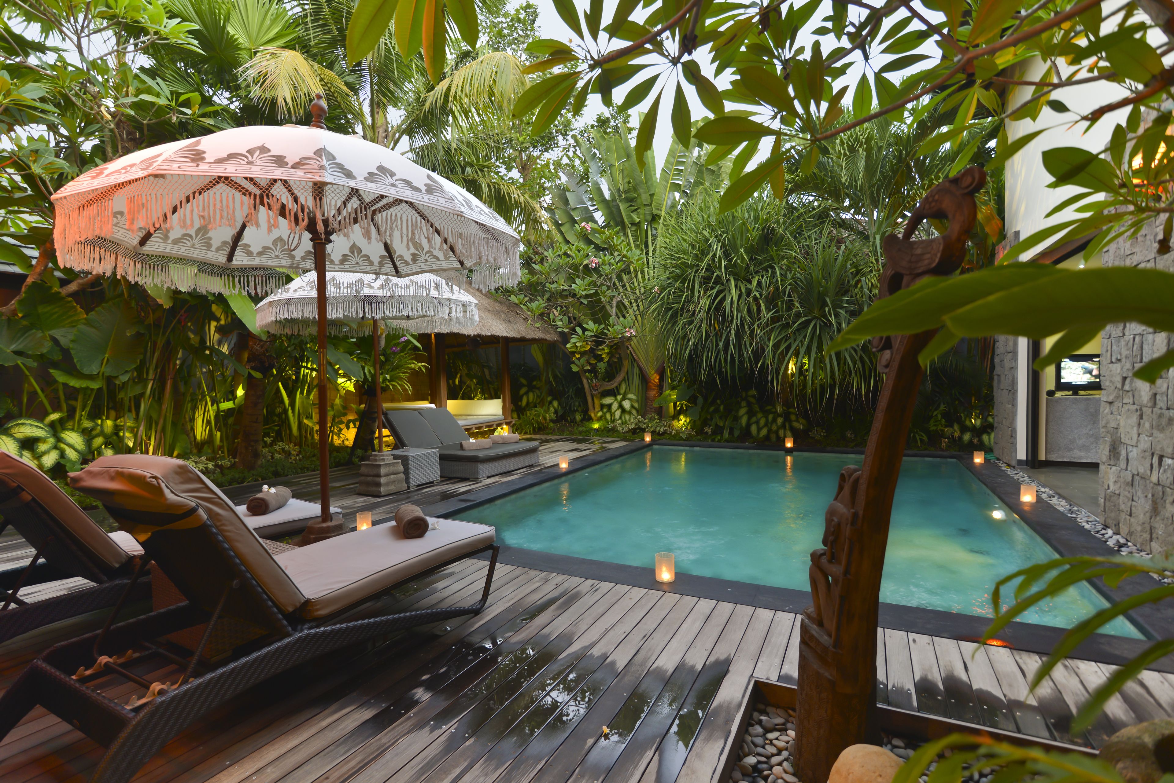 Outdoor pool, sun loungers