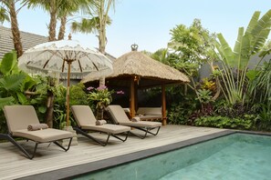 Utomhuspool och solstolar