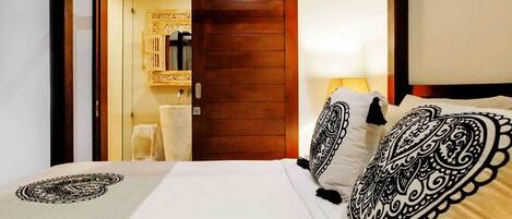 4 bedrooms, Egyptian cotton sheets, premium bedding, in-room safe