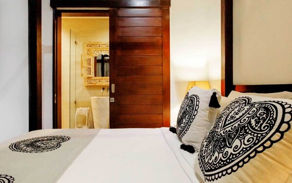 4 bedrooms, Egyptian cotton sheets, premium bedding, in-room safe