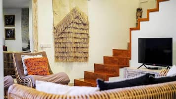 Televisi layar datar 42-inci dengan saluran TV satelit dan TV LCD