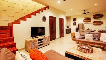 Een 42-inch flatscreentelevisie met satellietzenders