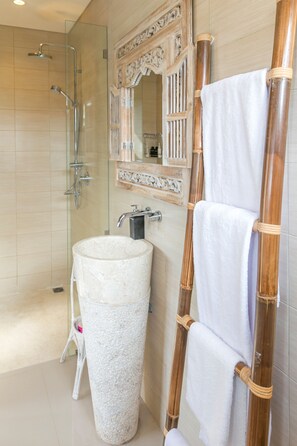 Shower, rainfall showerhead, free toiletries, hair dryer