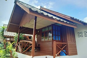Bungalow Queen Bed with Fan | Balcony - Palm Point Village (Koh Samui)