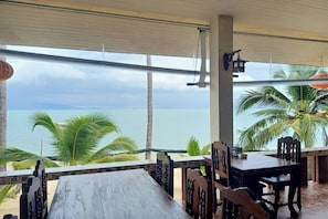 På stranden og hvit sand