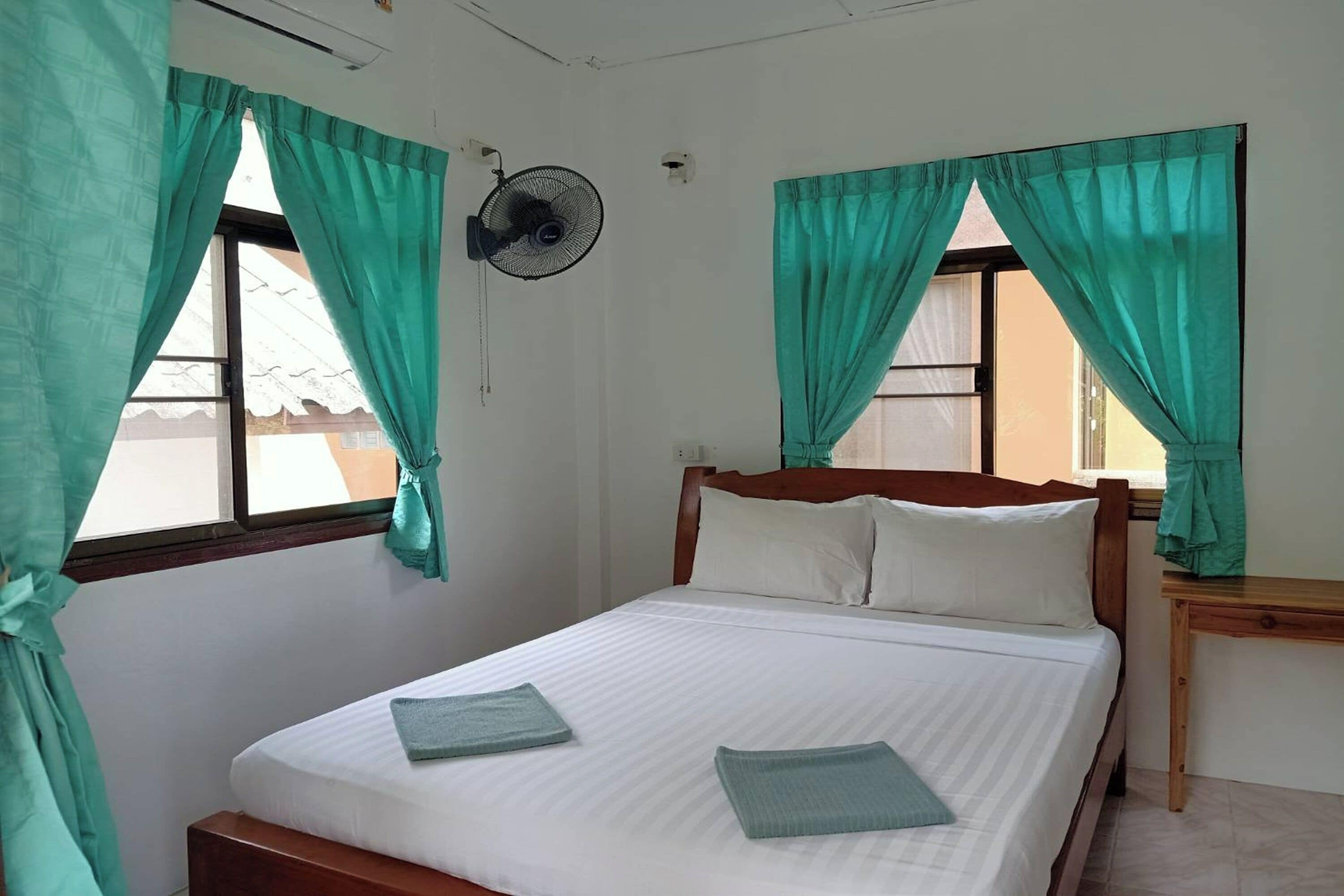 Bungalow Standard - 1 queensize-säng | Skrivbord, mörkläggningsgardiner, gratis wi-fi och sängkläder