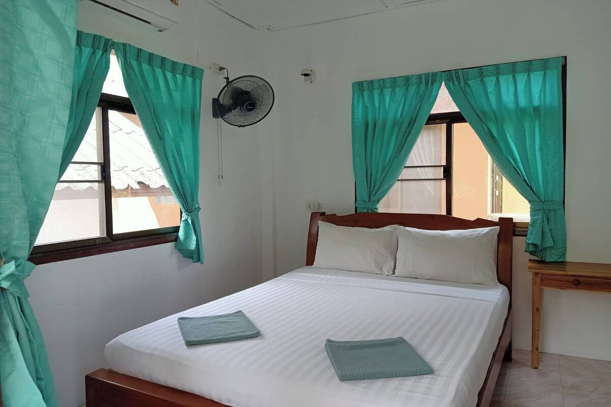 Bungalow – standard, 1 queensize-seng | Skrivebord, blendingsgardiner, wi-fi (inkludert) og sengetøy