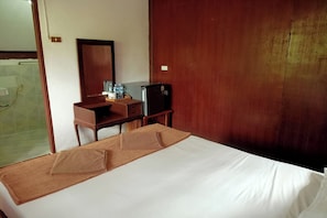 Bungalow Queen Bed with Fan | Desk, blackout curtains, free WiFi, bed sheets - Palm Point Village (Koh Samui)