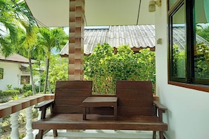 Seaside Bungalow Queen Bed | Balcony - Palm Point Village (Koh Samui)