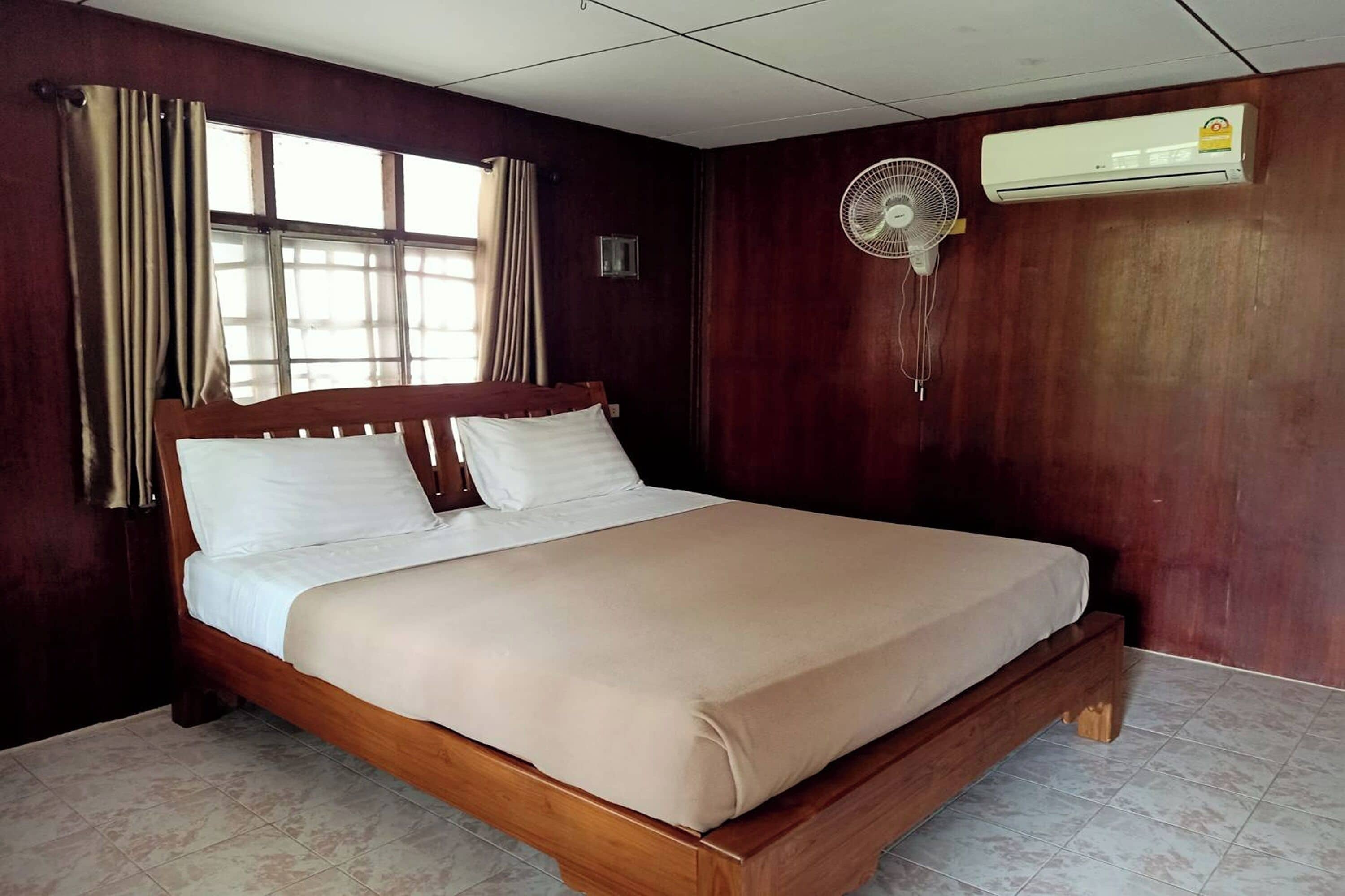 Bungalow Signature - 1 kingsize-säng | Skrivbord, mörkläggningsgardiner, gratis wi-fi och sängkläder