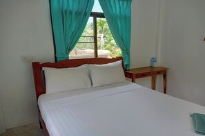 標準單棟小屋, 1 張加大雙人床 | 書桌、遮光窗簾/窗簾、免費 Wi-Fi、床單