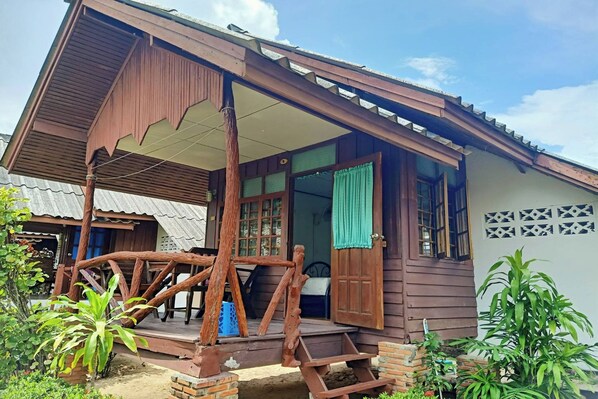 Bungalow Twin Bed with Fan | Balcony - Palm Point Village (Koh Samui)