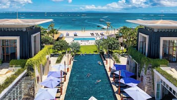 2 kolam renang outdoor, dengan cabana gratis dan payung kolam renang